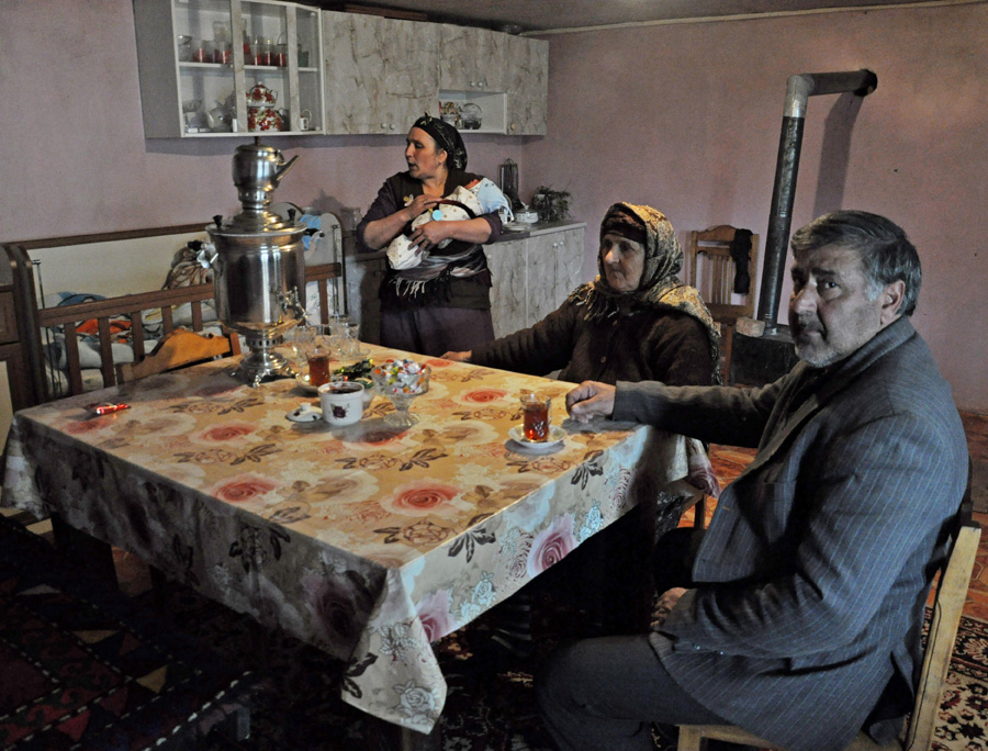Family members enjoying traditional tea from samovar (Mari Nikuradze)