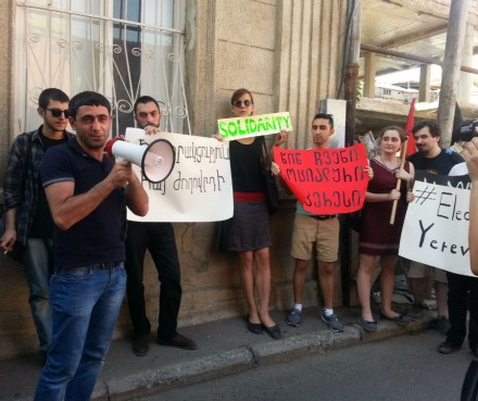 A rally of solidarity at Armenian Embassy in Tbilisi (DFWatch)