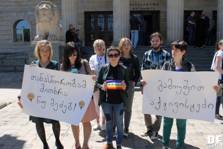 A small group of feminist and LGBT activists rallied in front of the Tbilisi City Court’s building demanding an immediate release of the detainees. (DFWacth)