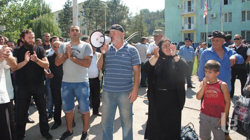 Local Orthodox rallying against minaret (Samkhretis Karibche)