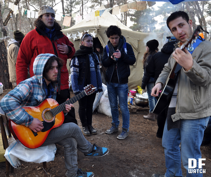 Music in the camp (DF Watch)