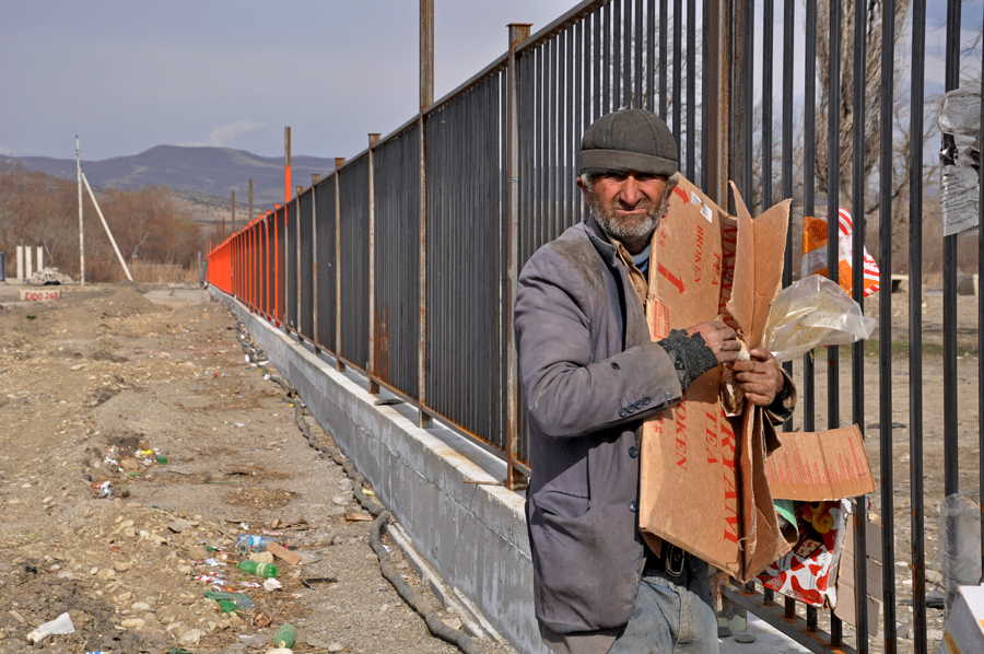 Homeless man collecting stuff from emptied market (Mari Nikuradze)