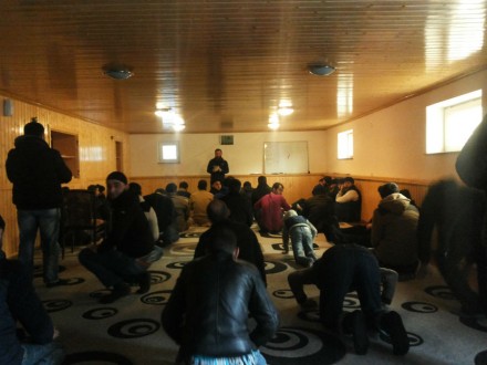 პარასკევის ლოცვა დაუმთავრებელი სუნიტური მეჩეთის სარდაფშო (DFWatch)