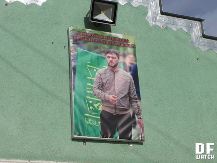 Banner in front of the Shia mosque saying ‘Your blood will annihilate Wahhabism and wash it off this land’ (DFWatch)
