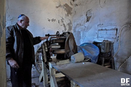 Simon Revishvili shows us a bakery which used to serve to the upper Synagogue but is not functional today (DFWatch)