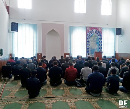 Friday prayer in Shia mosque (DFWatch)