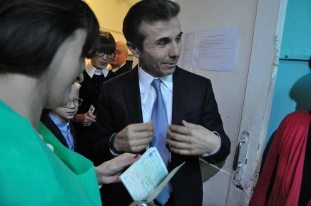 Bidzina Ivanishvii showing his passport during president election of October, 2013 (DFWatch)