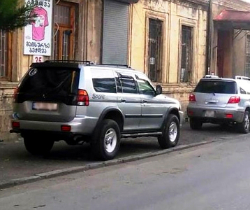 car_parking_sidewalk_tbilisi