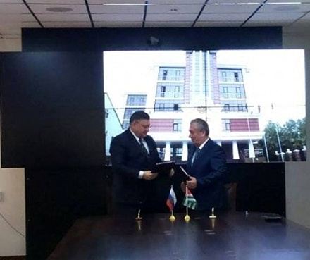 Igor Zubov and Aslan Kobahia signing the agreement establishing the joint Abkhaz-Russian center to combat organized crime