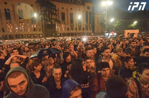 Hundreds of mostly youth gathered in front of parliament in support of two jailed rappers, demanding a softening of the country's draconian drug policy.
